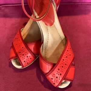Frye Wanda ankle strap peep-toe wedge sandals // size 8